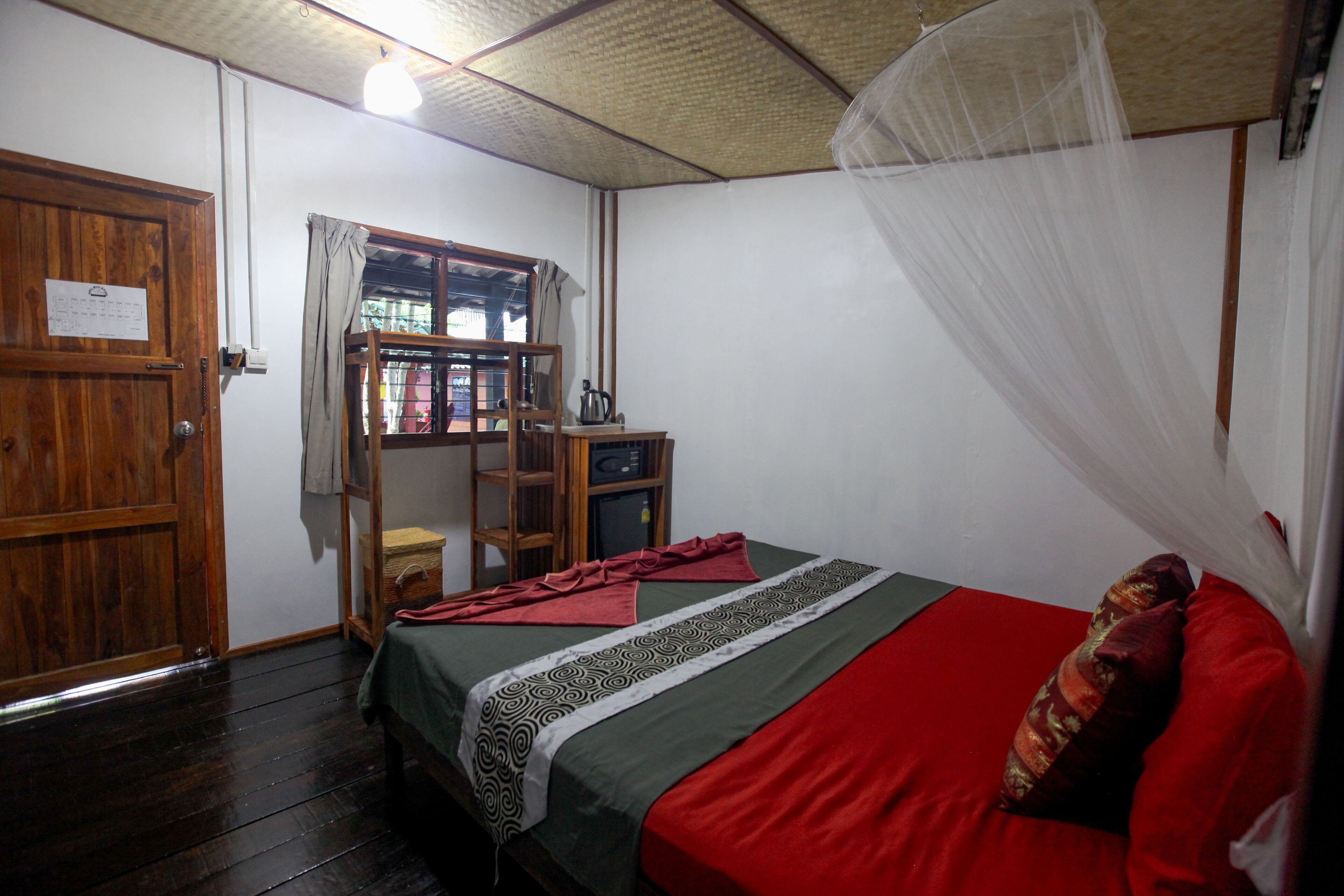 Wood Bungalow | Bathroom | Shower, free toiletries, hair dryer, towels