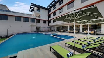 Piscina externa, espreguiçadeiras