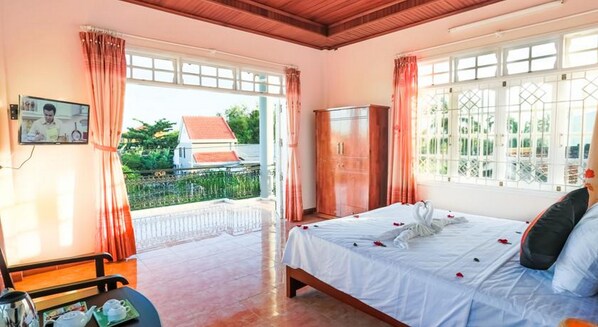 ميني بار ومكتب وتجهيزات عازلة للصوت وواي فاي مجانًا