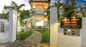 واجهة المنشأة - في المساء/الليل