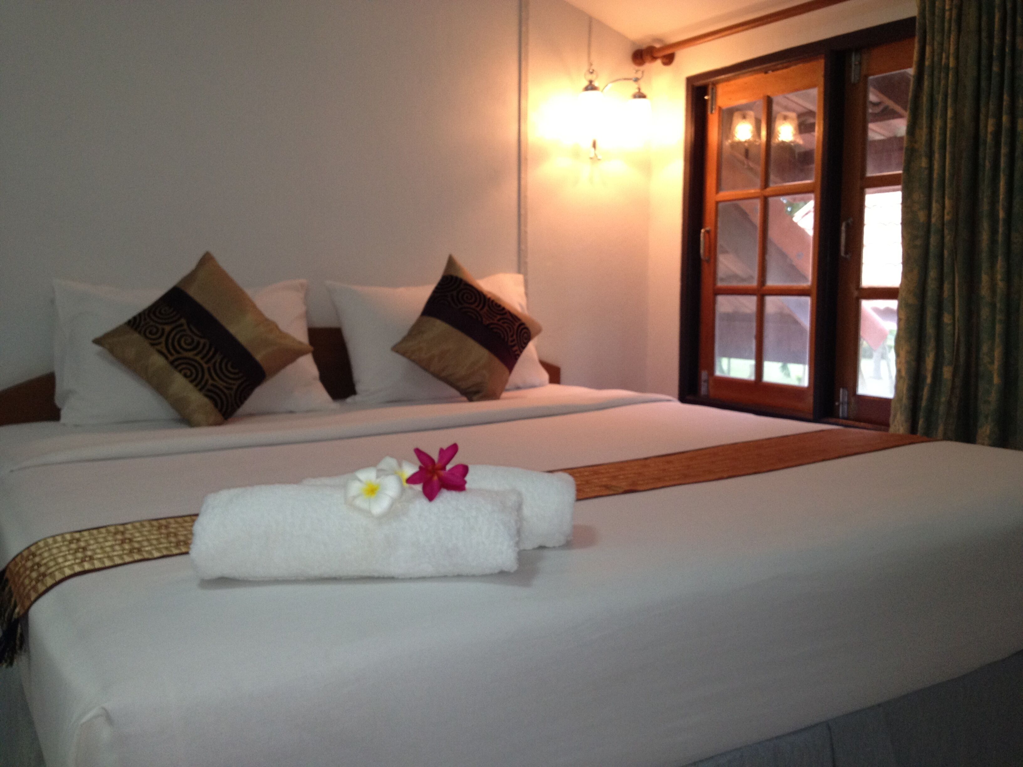 two bedroom bungalow | desk, free wifi