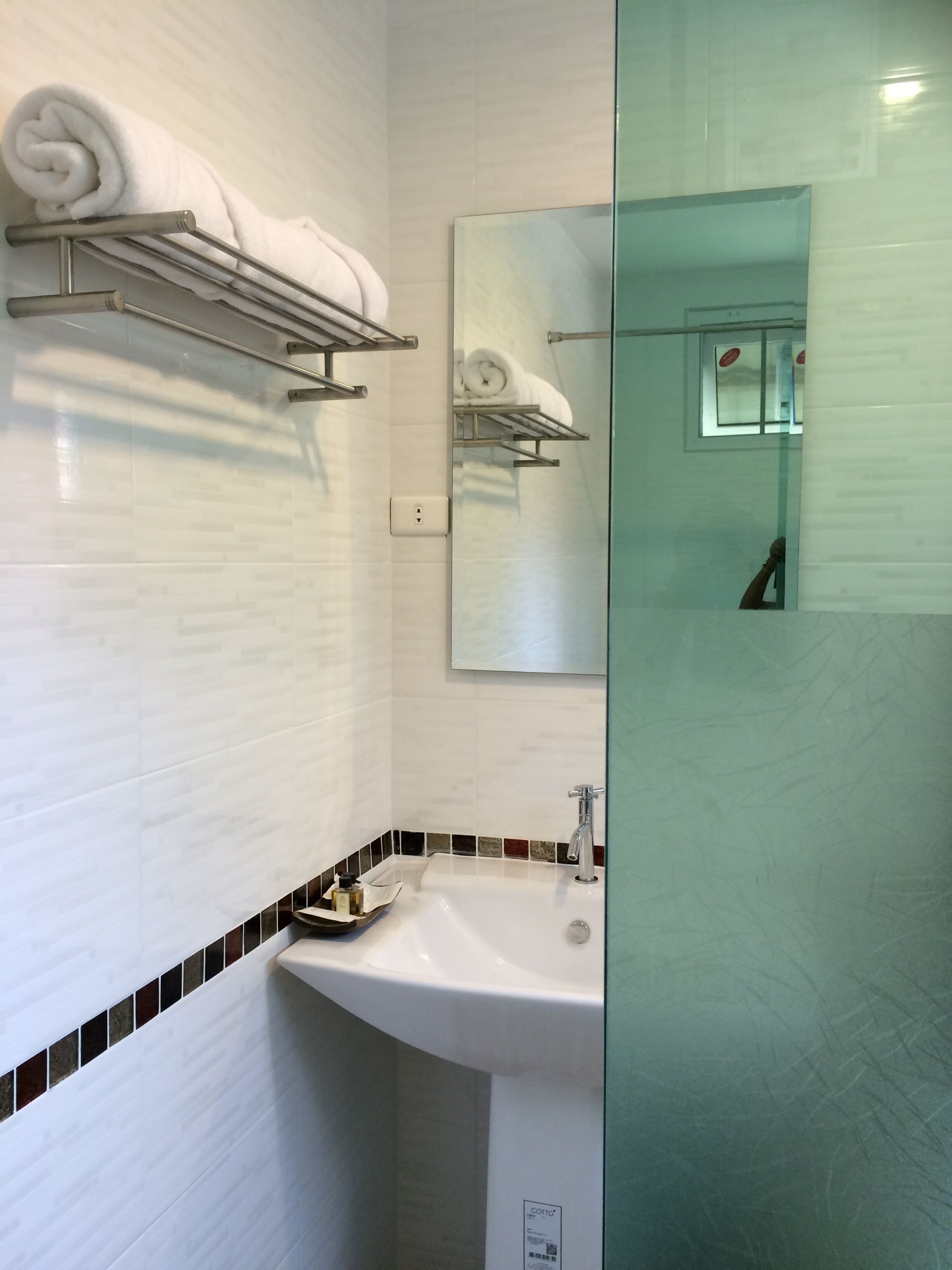 standard bungalow | bathroom | shower, free toiletries, towels