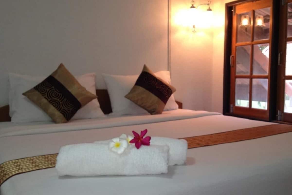 two bedroom bungalow | desk, free wifi