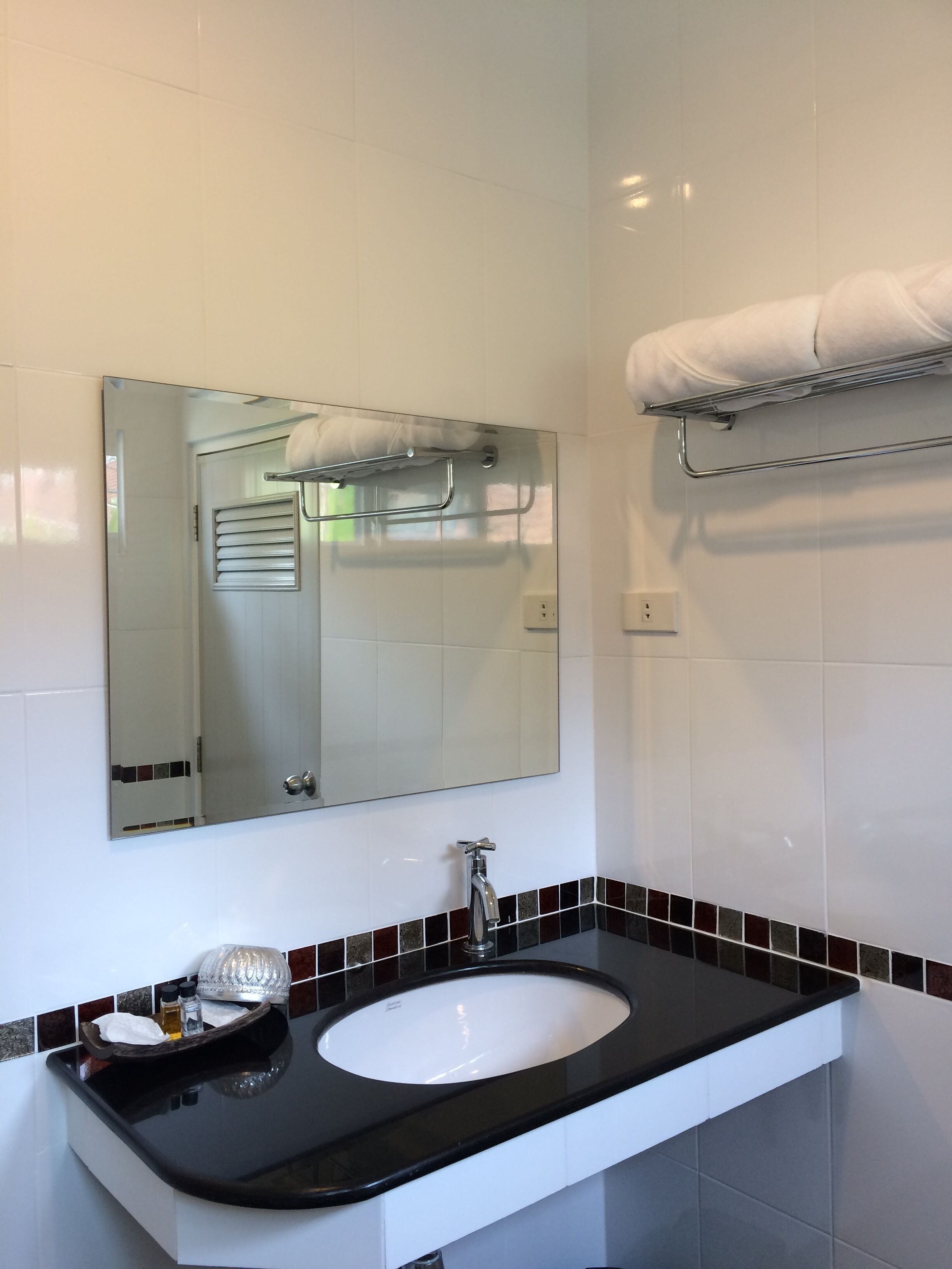 vintage bungalow | bathroom | shower, free toiletries, towels