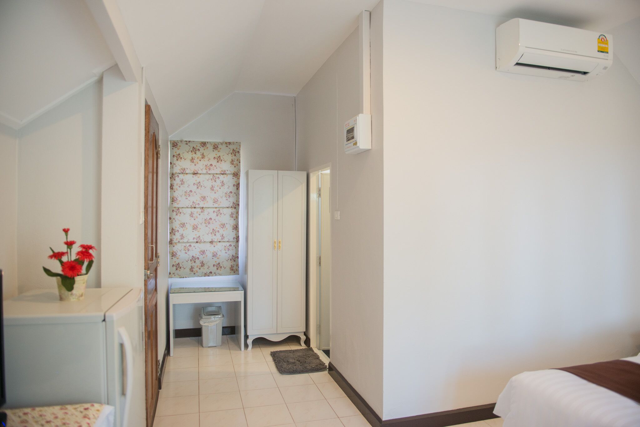 vintage bungalow | desk, free wifi