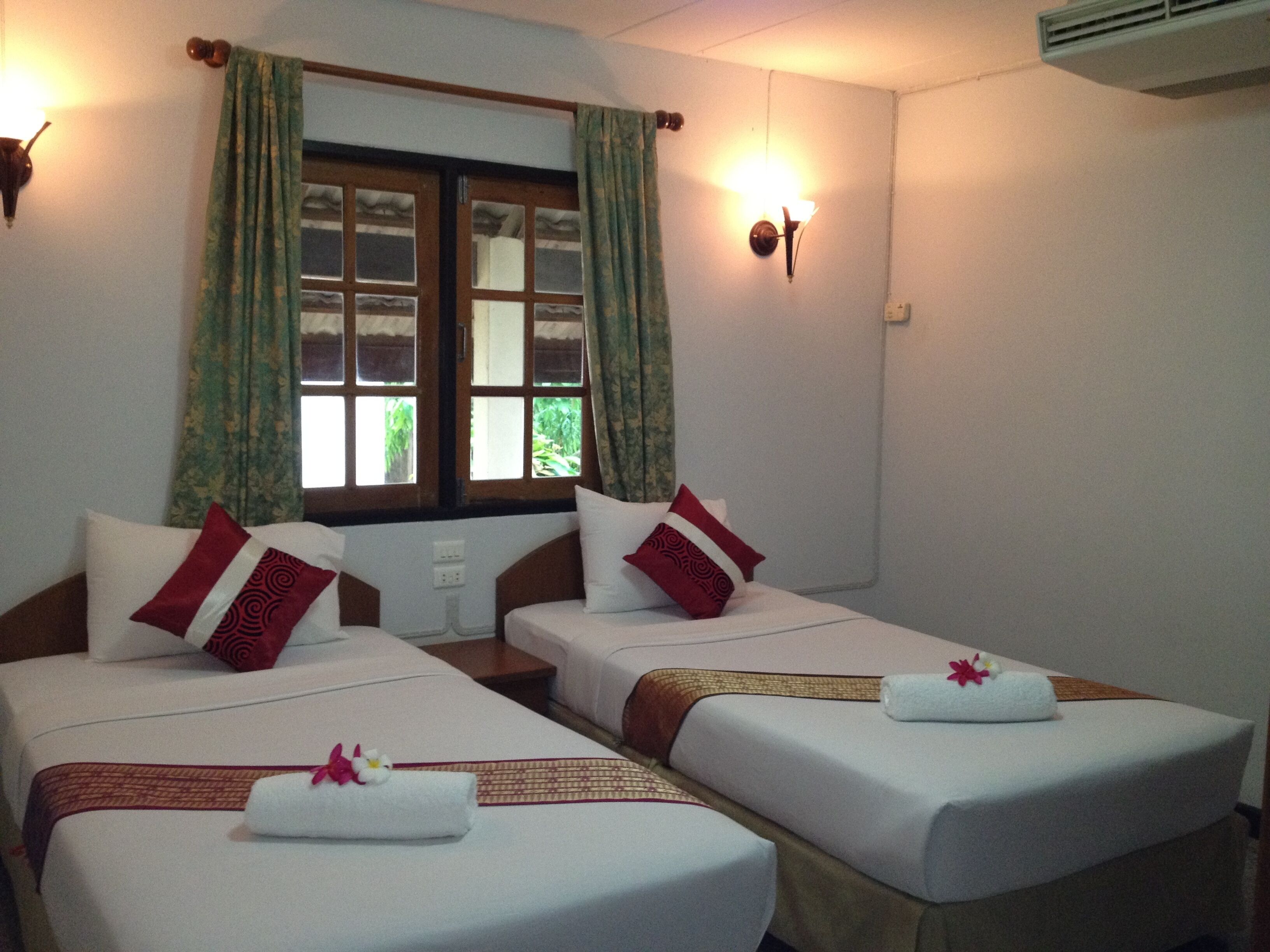 two bedroom bungalow | desk, free wifi