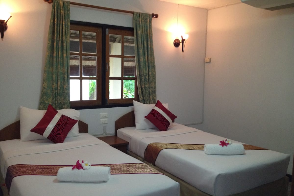 two bedroom bungalow | desk, free wifi