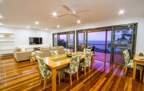 Casa panorámica, 3 habitaciones, vistas al mar | Servicio de comidas en la habitación