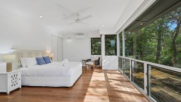 Luxury Triple Room, 3 Bedrooms, Balcony, Ocean View | Bed sheets