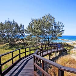 Pantai berhampiran