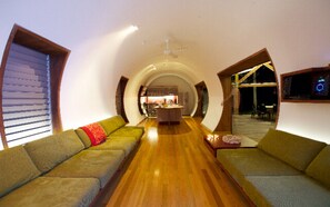 Casa, 2 habitaciones, balcón, vistas al complejo turístico | Zona de estar | Una televisión de pantalla plana