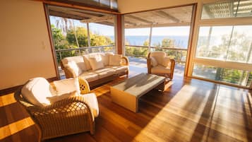 Panorama huis, 4 slaapkamers, uitzicht op oceaan (The Loft) | Woonruimte | Een flatscreentelevisie