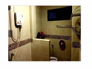 Ein Badezimmer mit Toilette, Duschbereich und einem digitalen Bildschirm an der Wand.
