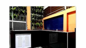 Une pièce avec un mur bleu, une porte blanche et une fenêtre à carreaux.