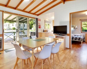 Deluxe-Ferienhütte (Family, Max 6 people) | Wohnbereich | Flachbildfernseher