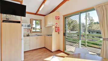 Familien-Ferienhütte, 2 Schlafzimmer (Max 6 people) | Eigene Küche | Kühlschrank, Mikrowelle, Wasserkocher mit Kaffee-/Teezubehör