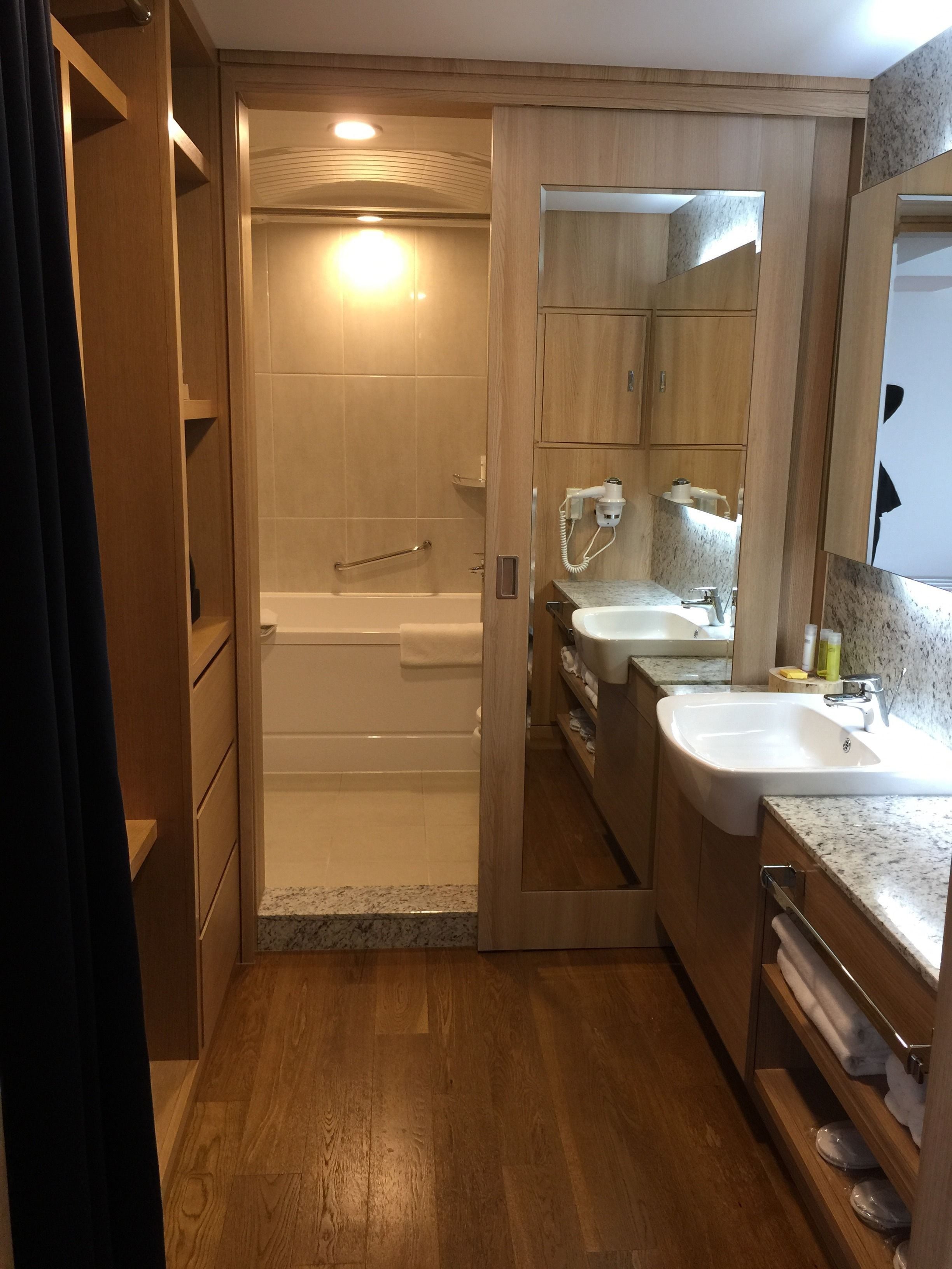 family triple room | bathroom sink