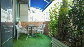 Private Lounge Terrace Suite (2 Bedrooms on ground level including one bathroom) | Terraço/pátio