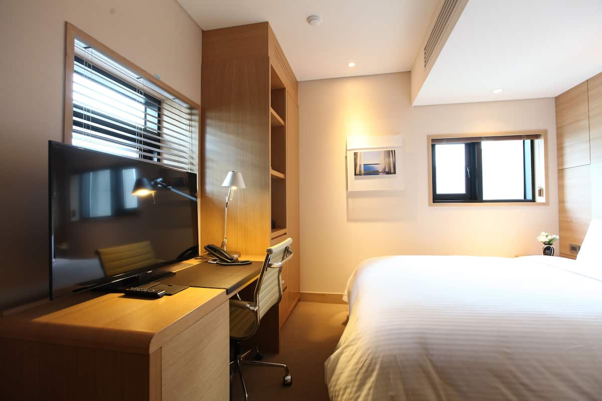 2 slaapkamers, luxe beddengoed, een kluis op de kamer, een bureau
