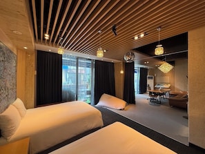 Private Lounge Terrace Suite (2 Double+ 1 Rollaway) to Private Lounge Terrace Suite (4 Double Beds) | 2 bilik tidur, peti besi dalam bilik, meja, ruang kerja komputer riba