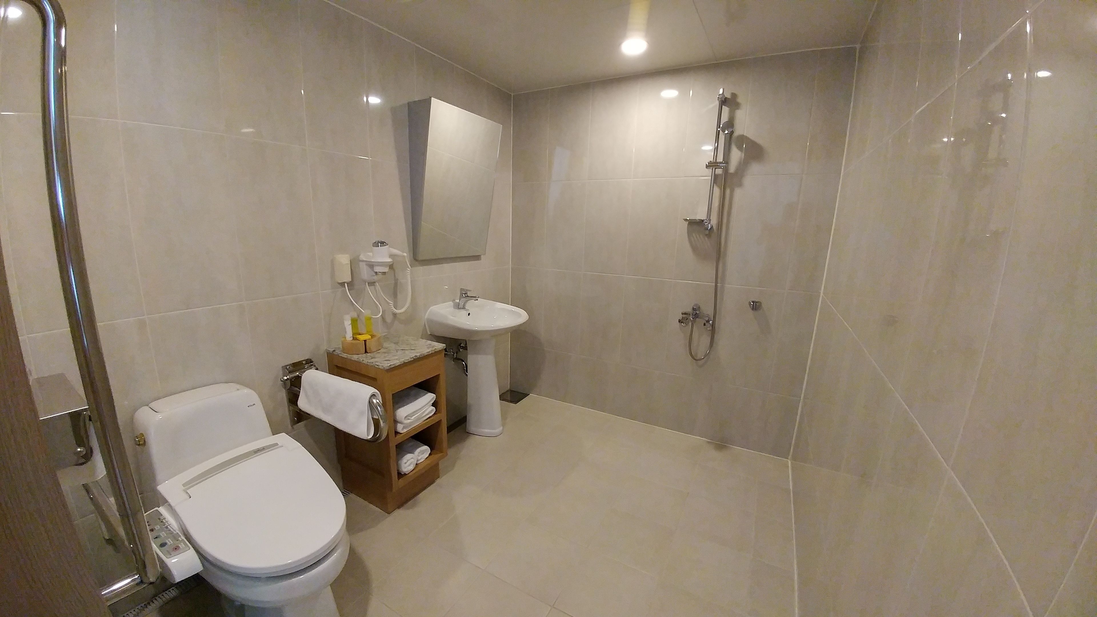 Un baño moderno con inodoro, lavabo y ducha.