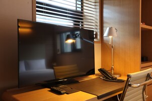 Premium bedding, in-room safe, desk, laptop workspace