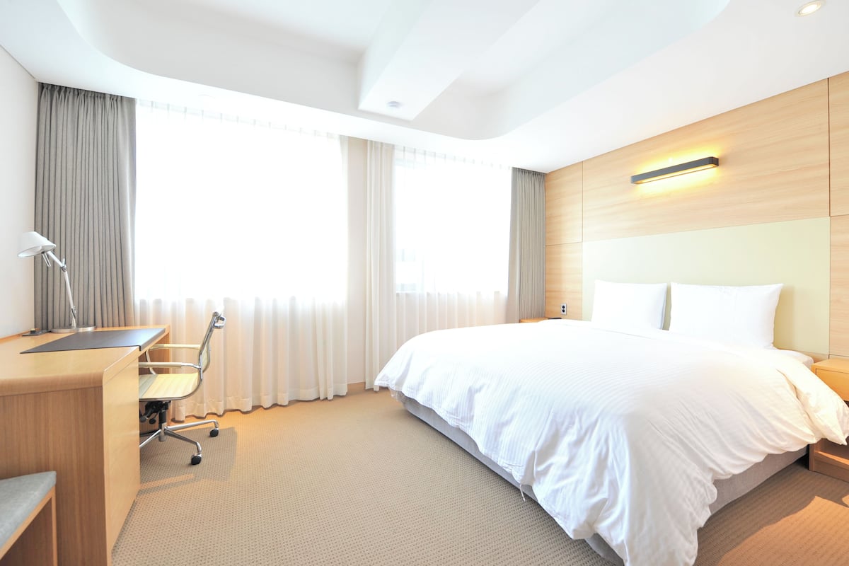 Studio Suite, 1 King Bed | Bathroom | Shower, free toiletries, hair dryer, slippers