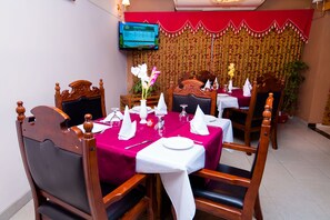 Breakfast, lunch, dinner served; international cuisine  - Hotel Golden Deer (Dhaka)