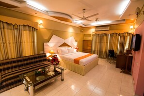 Minibar, in-room safe, desk, soundproofing - Hotel Golden Deer (Dhaka)