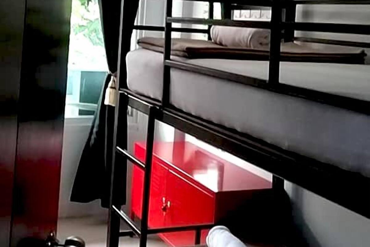 Bunk Bed, Window | บริเวณประตูทางเข้า