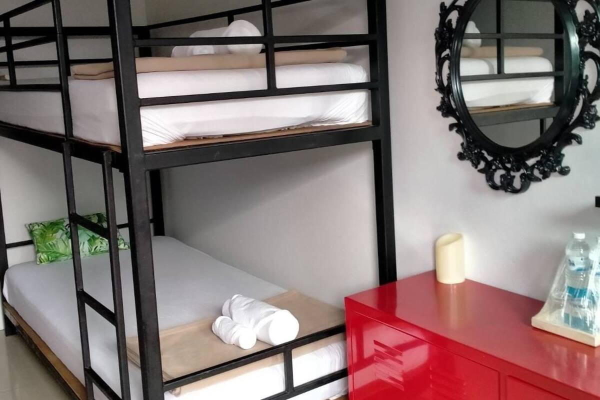 Bunk Bed, Balcony | ผ้าม่านกันแสง, Wi-Fi ฟรี, ห้องพักตกแต่งอย่างมีเอกลักษณ์, ผ้าปูที่นอน