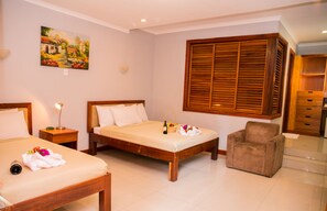 Κλινοσκεπάσματα υψηλής ποιότητας, γραφείο, σίδερο/σιδερώστρα 