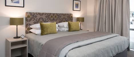 Estúdio premium, 1 cama King | Roupas de cama premium, cofres nos quartos, escrivaninha