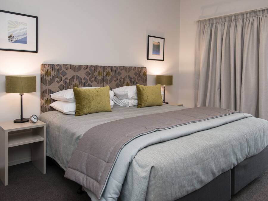 Ropa de cama de alta calidad y caja de seguridad en la habitación