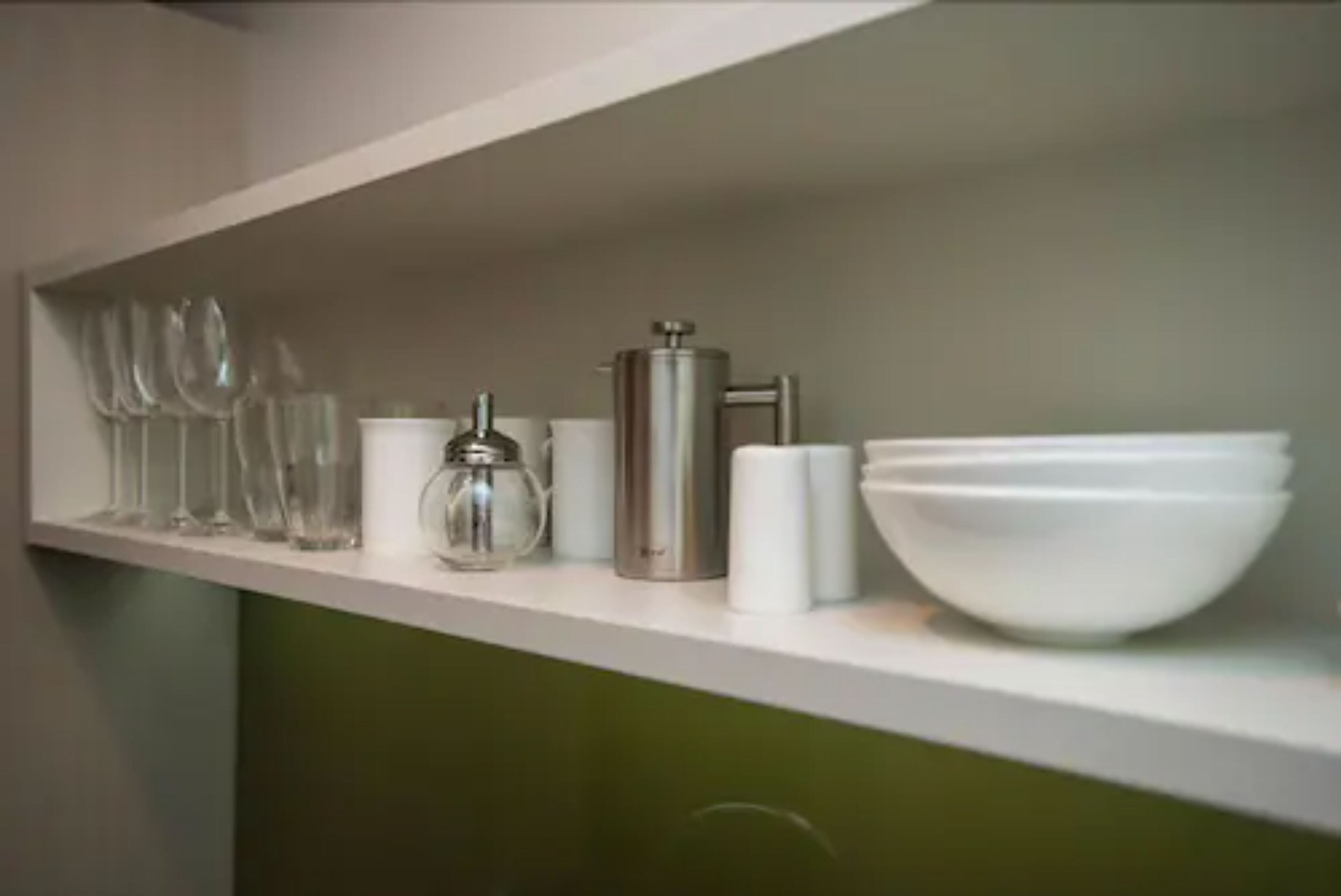Un estante de cocina con diversos utensilios y recipientes.