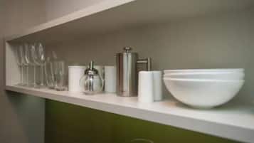Un estante de cocina con diversos utensilios y recipientes.