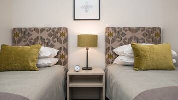 Suite Premium, 2 habitaciones | Ropa de cama de alta calidad y caja de seguridad en la habitación