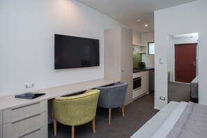 Premium Studio, 1 King Bed | Premium bedding, in-room safe, desk, soundproofing - Pedlars Motel (Paeroa)