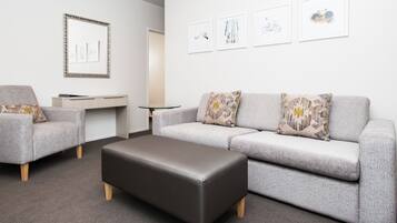 Phòng Suite Premium, 2 phòng ngủ | Phòng khách | TV màn hình phẳng 52-inch có truyền hình cáp, TV