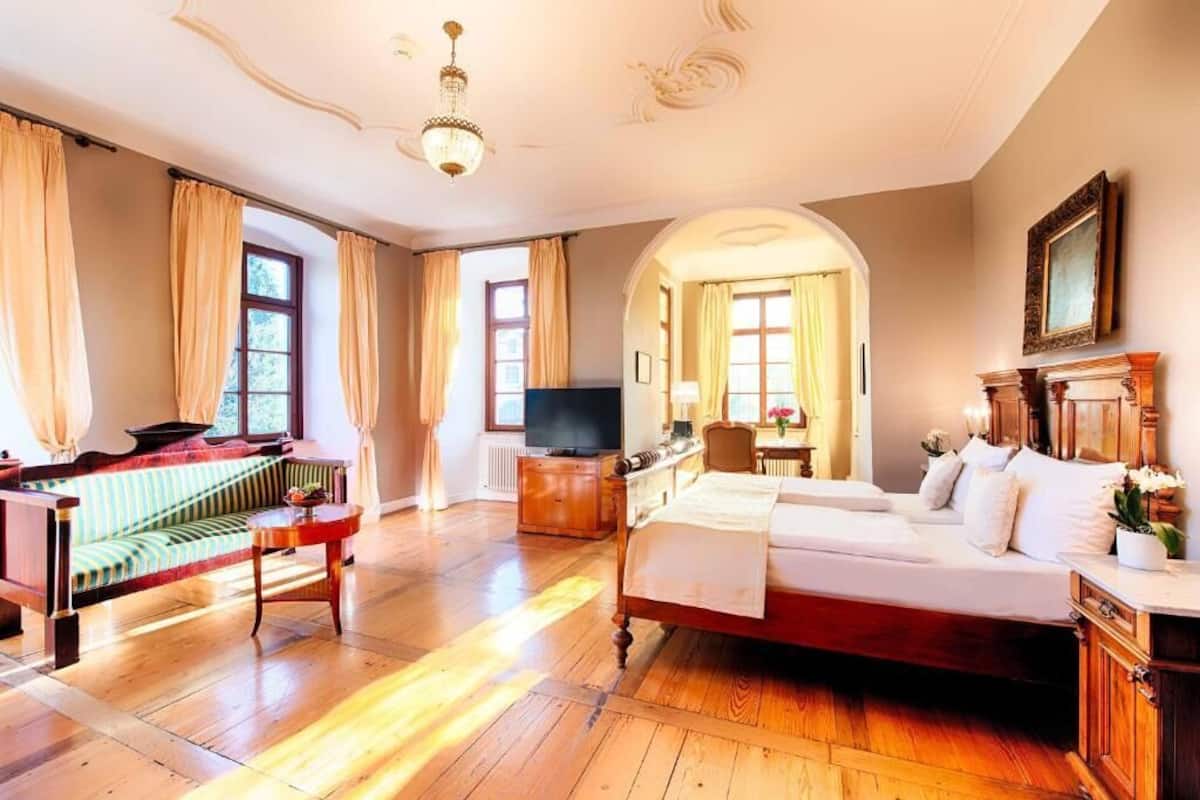 Suite junior, vista al jardín | Decoración personalizada, muebles diferentes y escritorio