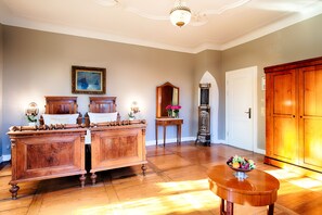 Individually decorated, individually furnished, desk, blackout drapes - Hotel Schloss Lehen (Bad Friedrichshall)