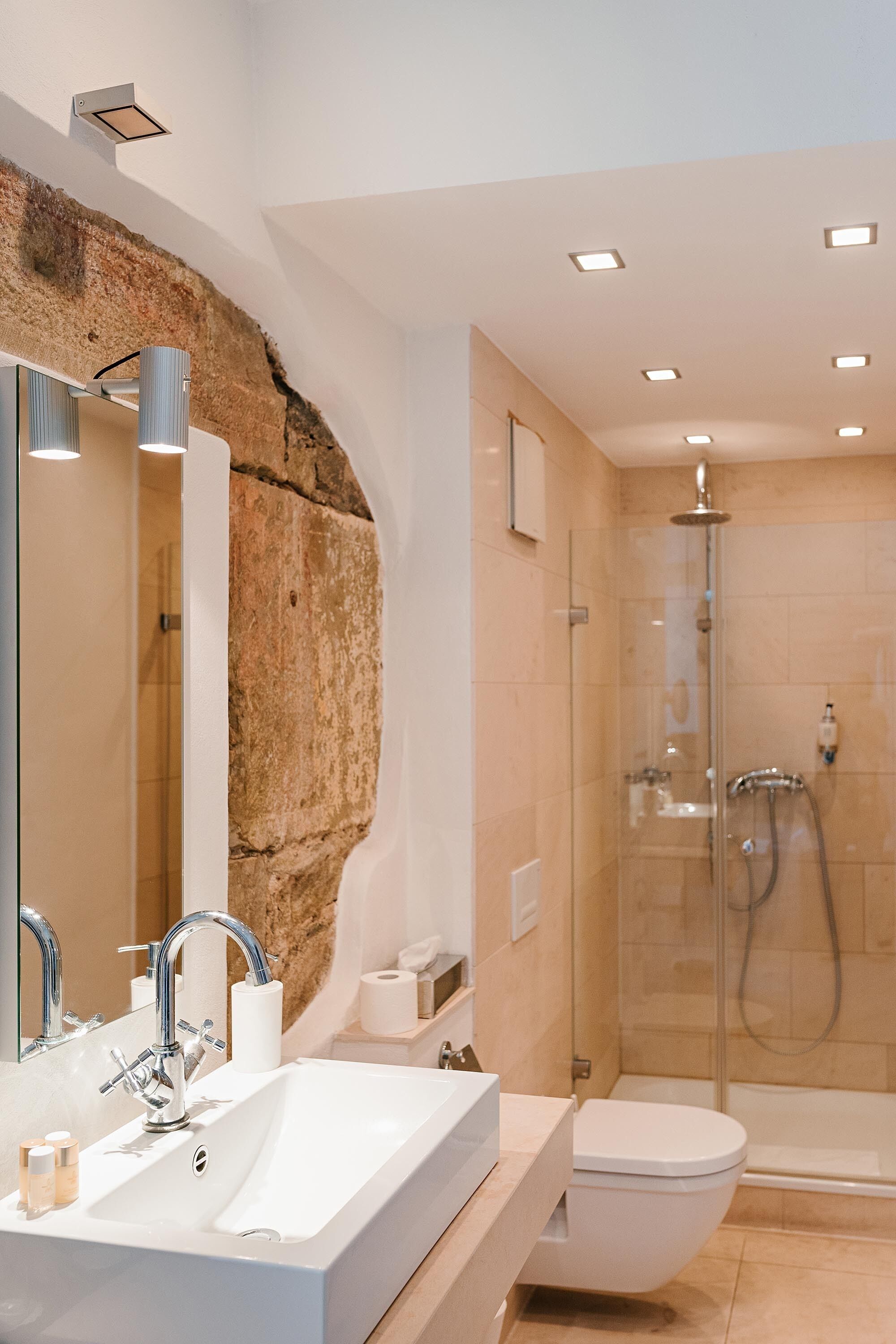 Deluxe-Doppelzimmer | Badezimmer | Kostenlose Toilettenartikel, Haartrockner, Handtücher, Seife