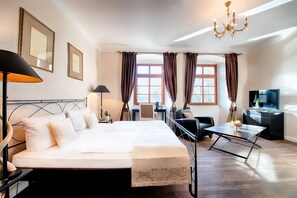 Individually decorated, individually furnished, desk, blackout curtains - Hotel Schloss Lehen (Bad Friedrichshall)