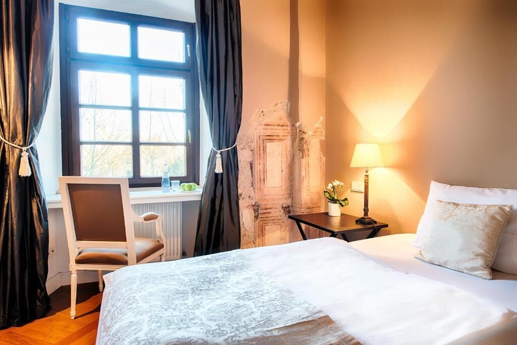 Einzelzimmer | Individuell dekoriert, individuell eingerichtet, Schreibtisch