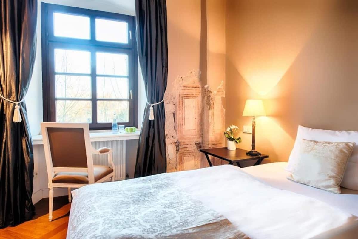 Habitación individual | Decoración personalizada, muebles diferentes y escritorio