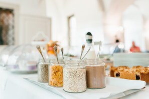 Buffet breakfast for a fee on weekends - Hotel Schloss Lehen (Bad Friedrichshall)