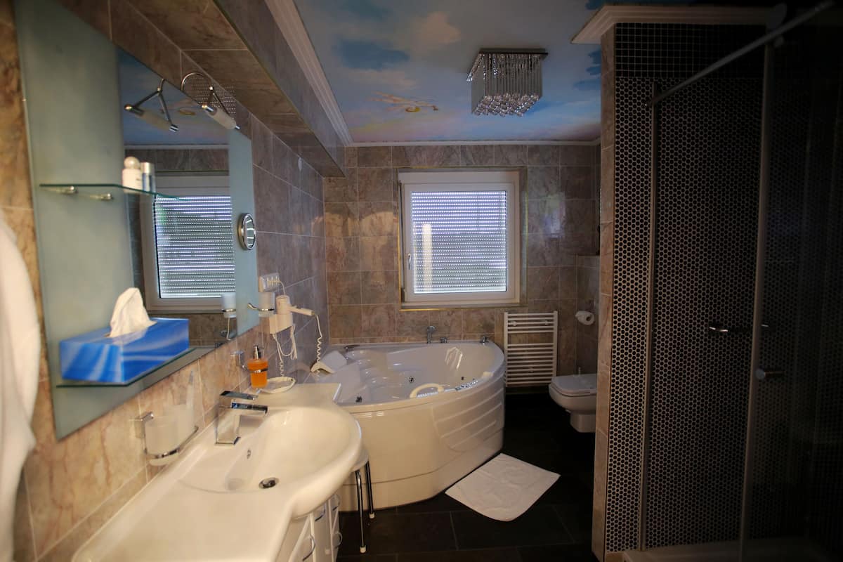 suite | 1 bedroom, egyptian cotton sheets, premium bedding, down duvets