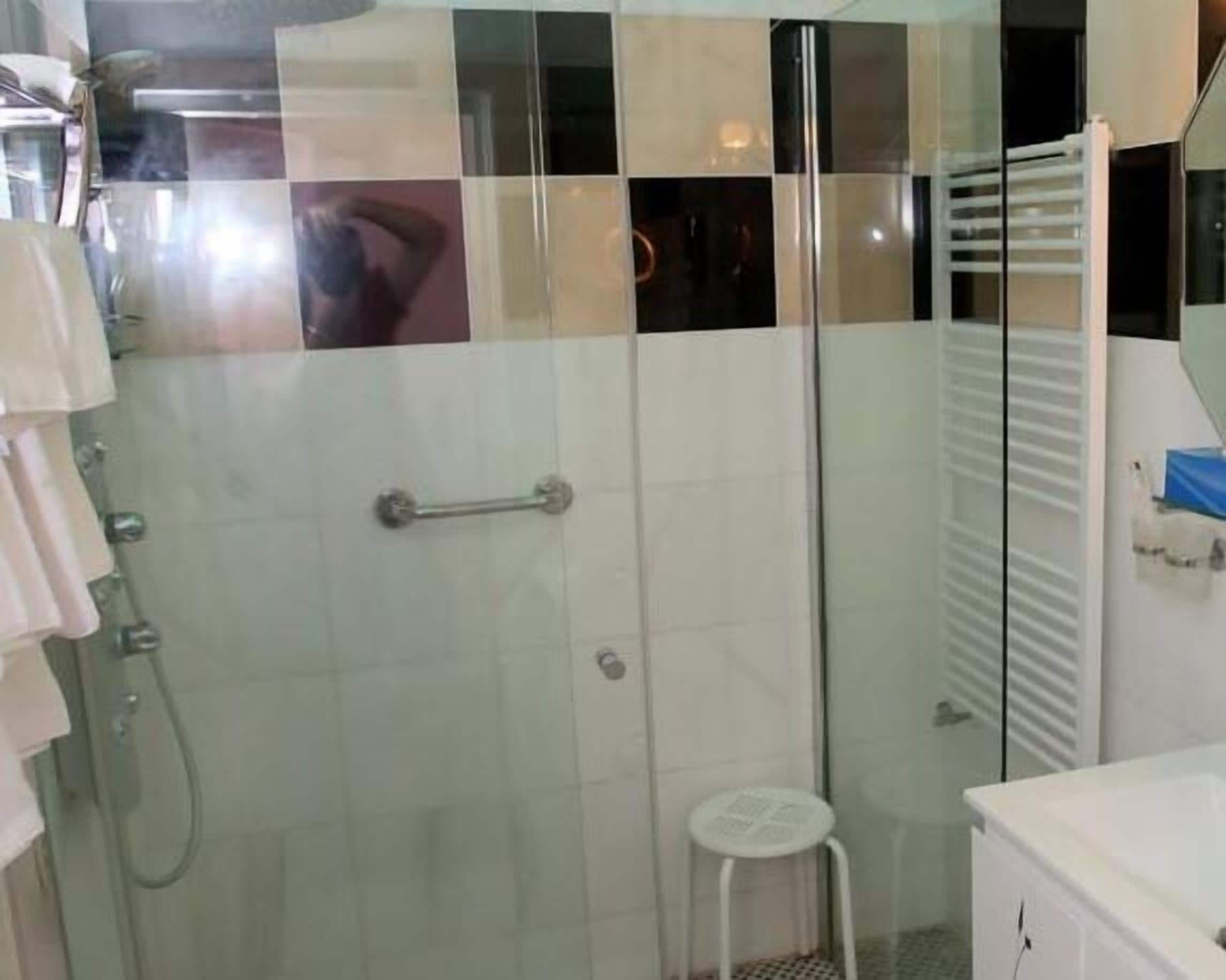 Shower kamar mandi