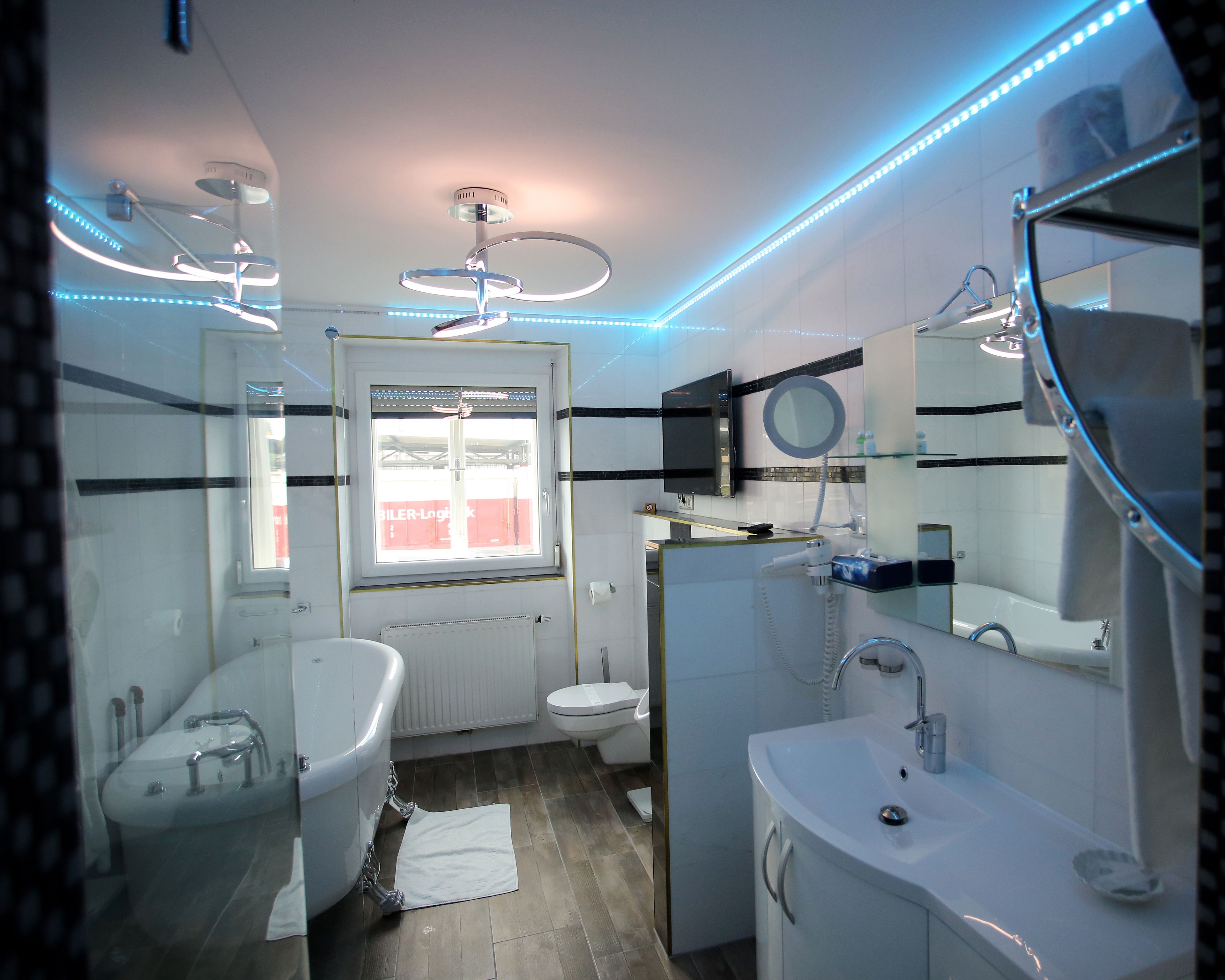 deluxe double room, hot tub | bathroom | free toiletries, hair dryer, bathrobes, slippers