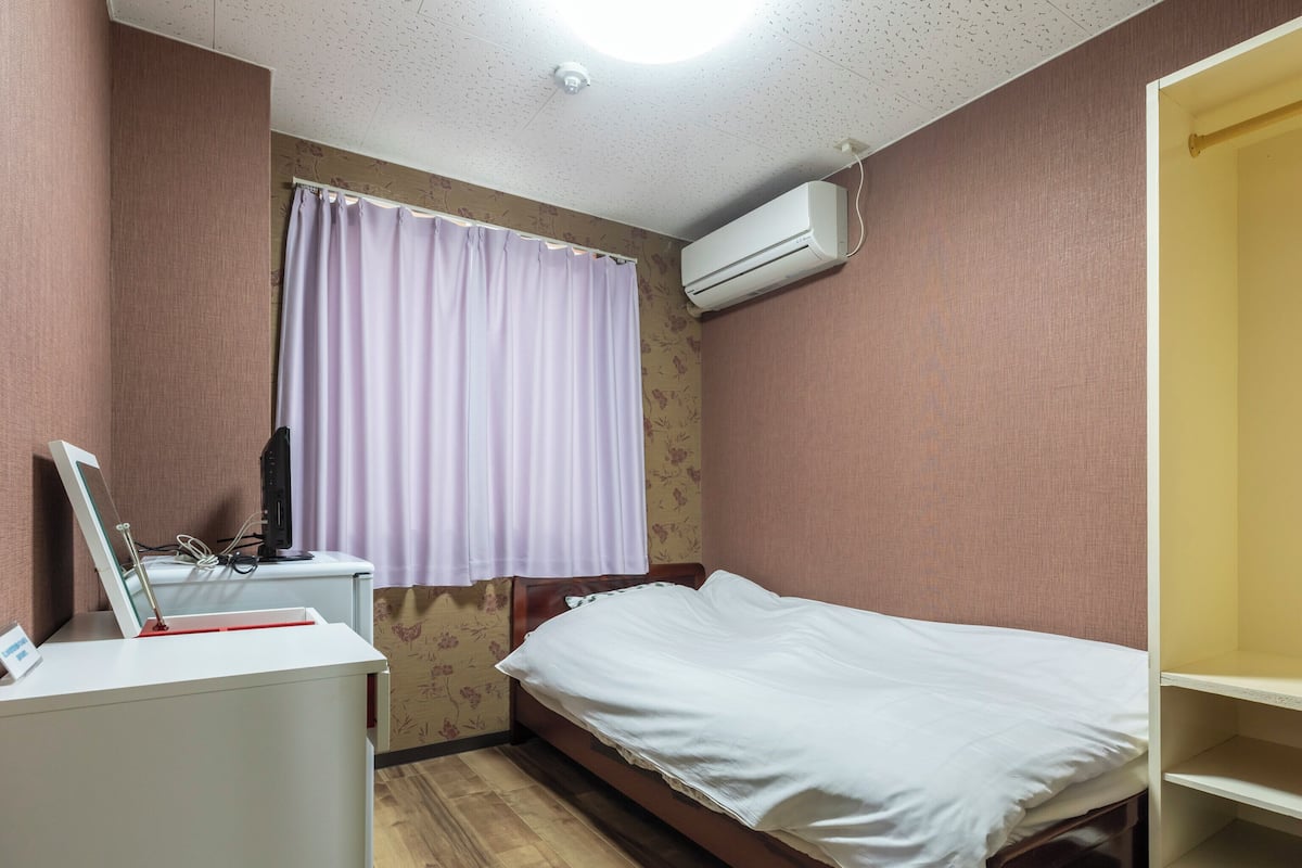 Single Room, Non Smoking | Iron/ironing board, free WiFi